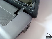 Die Scharniere sollen auch die Funktion der Displayverriegelung übernehmen und sind im Transportfall sichtbar überfordert.