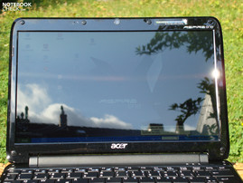 Im Outdoorbereich aufgrund spiegelnder Oberfläche und zu geringer Helligkeit wenig brauchbar