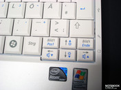 Etwas in die Handballenablage eingezogene Pfeiltasten