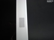 Breiter Displayrahmen mit integrierten Lautsprechern