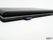 Frontseitig unter der Zierleiste befindet sich der Kartenleser