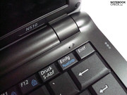 Der bei vielen Modellen im Displayrahmen untergebrachte Mikrofon-Eingang befindet sich zwischen Tastatur und Scharnier