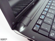 Das Scharnier macht einen soliden Eindruck und hält den Bildschirm sicher in Position