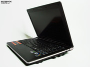 Dennoch bleibt das Gewicht mit 1,4 kg verhältnismäßig gering und die Erscheinung wirkt immer noch schlank