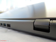 Auch die Scharnierverkleidung besteht aus Kunststoff.