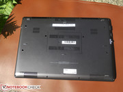 Ein Blick auf die Unterseite offenbahrt die Wartungsmöglichkeiten, ...