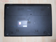 Kein Unibody Vollaluminium-Gehäuse. Der Unterboden der Baseunit besteht aus einfachem Kunststoff.