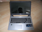 Der Akku des S56CM lässt sich, gegenläufig zum Trend, entnehmen und wechseln.