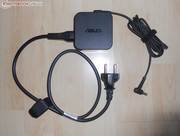 Das Netzteil des Asus S56CM erinnert in der Form ein wenig an die der Apple Macbooks.