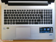 Die Tastatur hingegen kommt über Durchschnittsqualität nicht hinaus und wirkt auch dabei nicht sonderlich wertig.