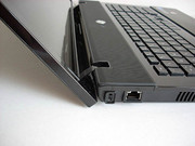 Der Öffnungswinkel des Bildschirmdeckels ist eingeschränkt.