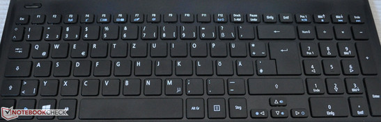 Die Tastatur bietet großzügige Tastenabstände.