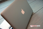 Das Apple MacBook Pro 13 Mid 2012 schlägt sich sehr gut, hat aber mit großer Konkurrenz zu kämpfen. Es misst sich mit Ultrabooks ebenso wie mit echten Arbeitstieren.