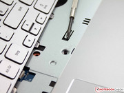 ...der muss Schrauben unter der Tastatur lösen.