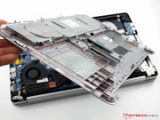 Mit Hilfe eines Fugenglätters kann diese von ihren kleinen Arretierungsnasen gelöst werden.