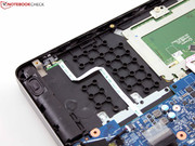 Alles in Allem ein möglicher, aber nicht der einfachste Weg ins Innere. Hier sehen wir die Lautsprecher.