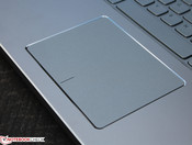 Clickpad: schön groß, mit ausreichend Feedback und leise. Die Oberfläche ist eher stumpf.