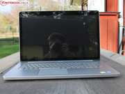 Das 7737 wirkt wie aus einem Guss. Käufer müssen aber 3,3 Kilogramm schleppen, plus Netzteil.