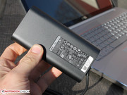 Das Netzteil ist trotz der hohen Leistungsabgabe von 90 Watt recht handlich und nur 400 Gramm schwer.