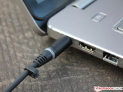 Der Stromstecker besitzt eine Indikator-LED.