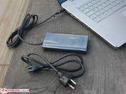 Sie leuchtet bei Kontakt mit der Steckdose oder glimmt im Standby-Modus.