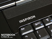 Die Lautsprecher verbergen sich unter diesem feinen Sieb-Aluminium.