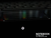 Ein dezenter Hingucker ist die Power-LED an der Frontseite. Im StandBy-Modus geht diese sanft an und aus, so also ob das Notebook schläft.