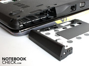 Die Festplatte sitzt in einem Rahmen,