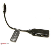 Der Adapter ermöglicht die Nutzung der USB-Schnittstelle, während der Akku aufgeladen wird.