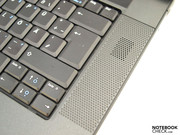 rechts von der Tastatur einigermaßen brauchbare Lautsprecher.