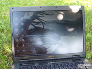 zweitens durch Wartungsklappen an der Unterseite. Einfach Festplatte oder ...