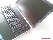 Das Display wird von zwei Scharnieren...