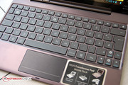 Die Tastatur ist klein, flottes Tippen klappt dennoch gut.