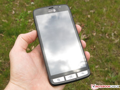 Display in direktem Sonnenlicht mit Spiegelung