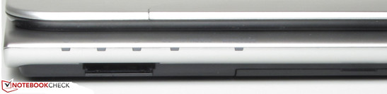 An der Vorderseite sitzt das Speicherkartenlesegerät (SD, SDHC, SDXC, Memory Stick Duo).
