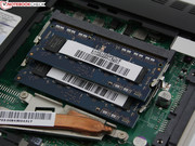 Innen gibt es schon einmal zwei normale SO-DIMM-Sockel für den Arbeitsspeicher (2x 2 GB gesteckt).