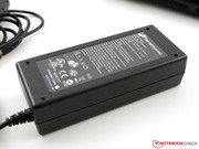Auch das 65-Watt-Netzteil erscheint unpassend: