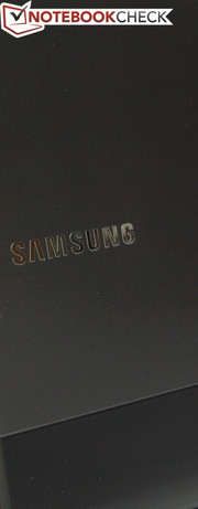 Rillenmuster am Bildschirmdeckel