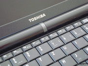 Ein Blickfang ist auch der Power Button, der beim NB 200 sich zentral unter dem Display befindet und in eingeschaltetem Zustand beleuchtet ist.