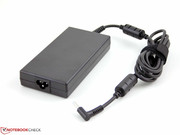 Das Netzteil liefert 120 Watt, das ist mehr als ausreichend für 100 Watt Stresstest-Energieaufnahme.