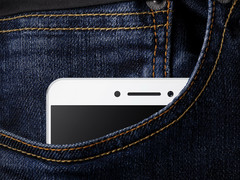 Passt angeblich in die Hosentasche der Jeans: Phablet Xiaomi Mi Max.