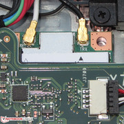 Das WLAN-Modul lugt unter der Hauptplatine hervor.