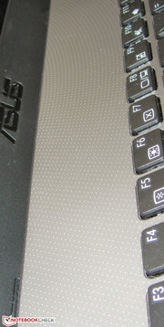 Die Lautsprecher befinden sich oberhalb der Tastatur. Die erkennbaren 'Löcher' sind lediglich aufgedruckt.