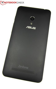 Durch die abgerundete Rückseite liegt das 5-Zoll-Smartphone gut in der Hand.