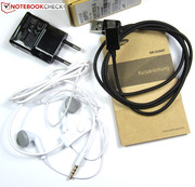 ... ein modulares Netzteil, ein Micro-USB-Kabel sowie In-Ear-Kopfhörer und eine Kurzanleitung.