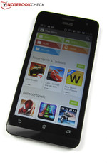 Das Asus Zenfone 5 lässt sich sehr bequem in der Hand halten.