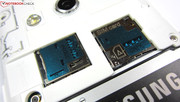 Unter der Abdeckung verbergen sich auch die Einschübe für microSD- und SIM-Karten.