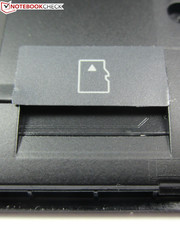 Unter dem Backcover verbirgt sich auch der MicroSD-Slot für bis zu 64 GB große Karten.