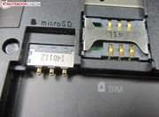 ...die Einschübe für microSD- und SIM-Karten.