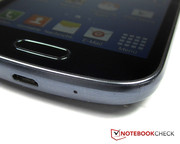 Schick: Ein auf Metalloptik getrimmter Kunststoffrahmen umfasst das Smartphone.